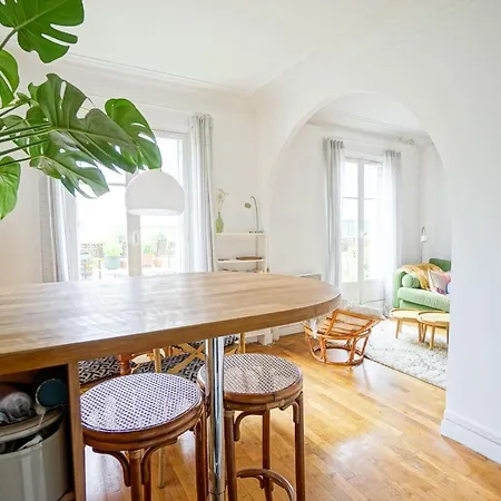 Bright Apartment With Nice Decoration In Paris
